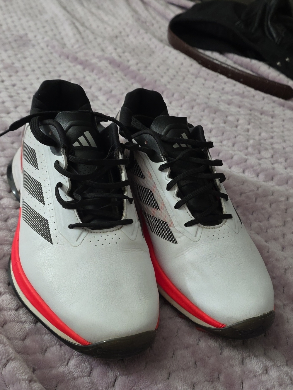 adidas Men’s White and Black Athletic Trainers with Red Accents Mens7 W8.5 VGC